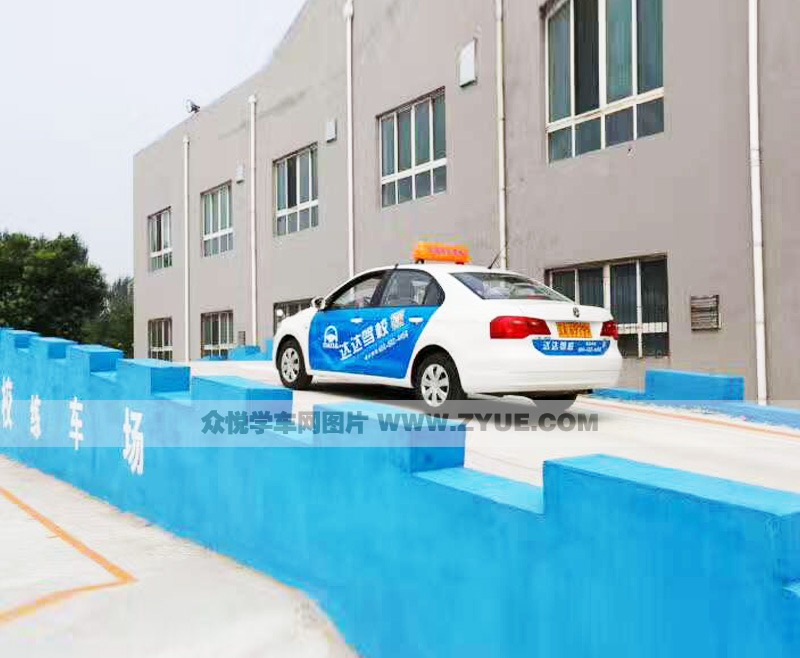 沈陽(yáng)達(dá)達(dá)駕校學(xué)員練車(chē)