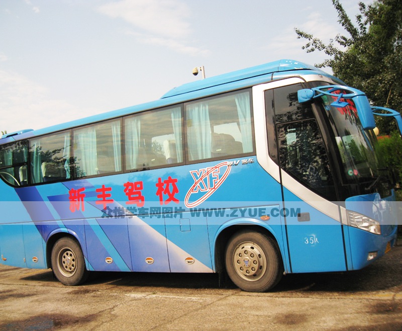 新豐駕校藍(lán)色大巴教練車