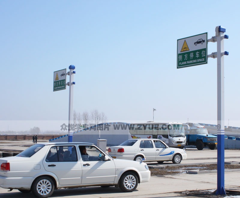 地苑駕校側(cè)方停車(chē)場(chǎng)地