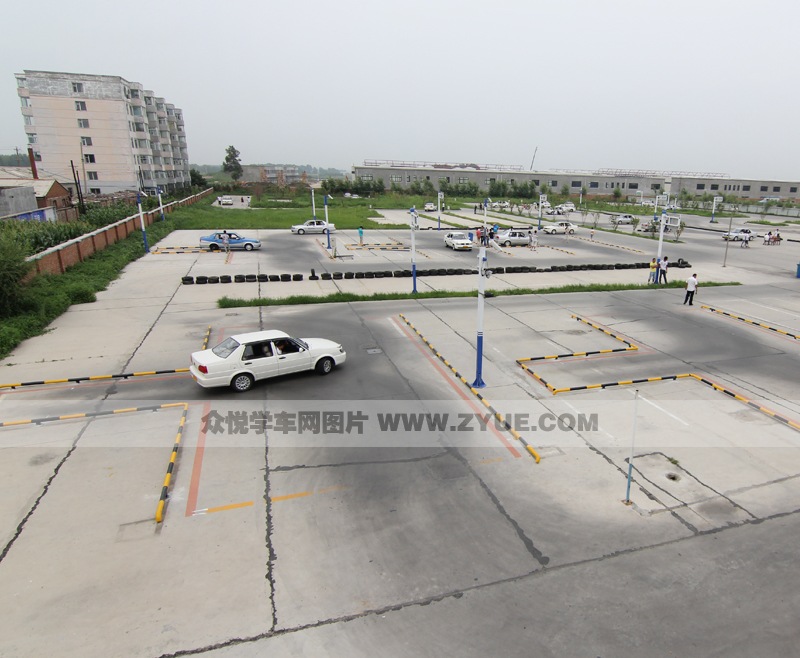 地苑駕校倒樁學(xué)車(chē)場(chǎng)地