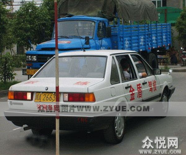 金盾駕校倒樁練習(xí)
