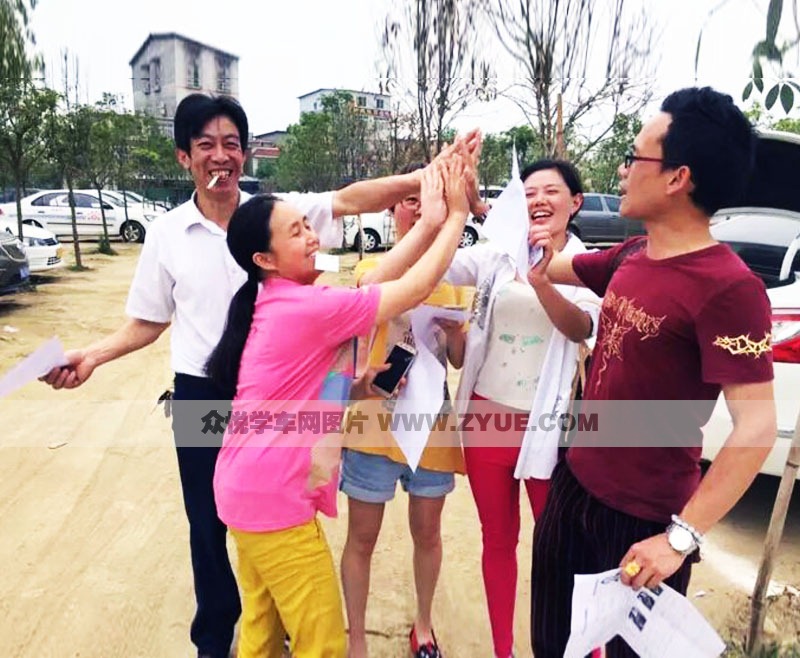 成都天欣駕校學員合照3