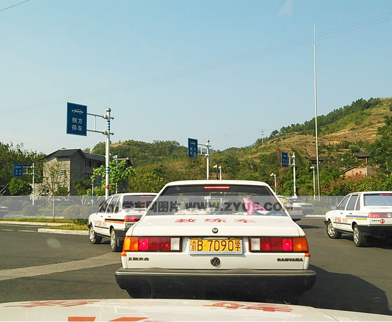 長(zhǎng)匯駕校側(cè)方停車場(chǎng)地