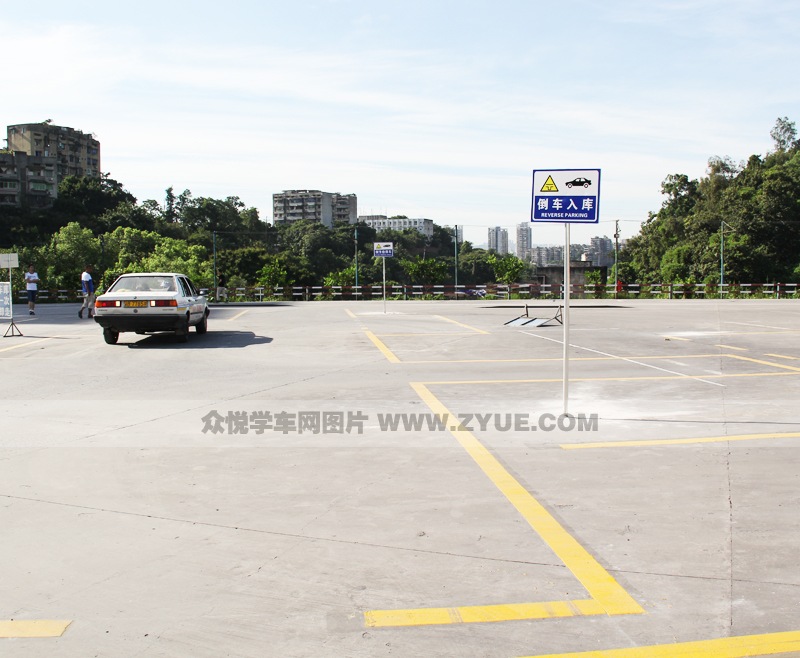 福凱駕校倒車入庫(kù)場(chǎng)地