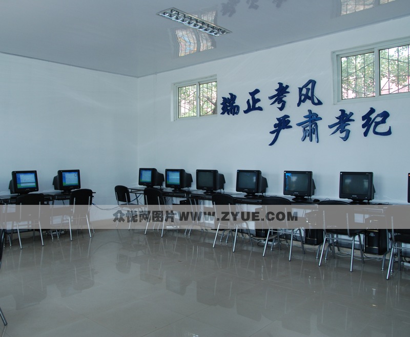 方正駕校寬敞明亮的考場(chǎng)
