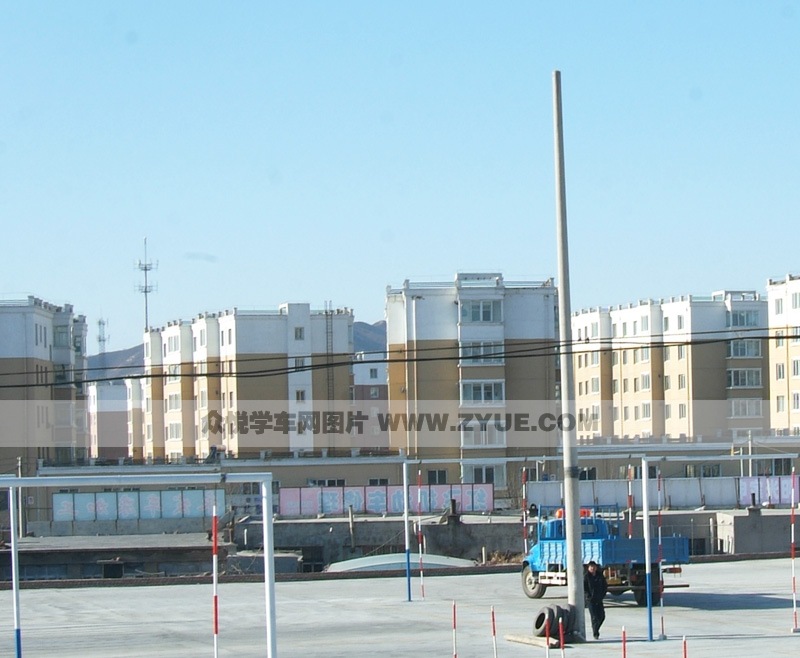 卓爾駕校大車(chē)倒樁場(chǎng)地