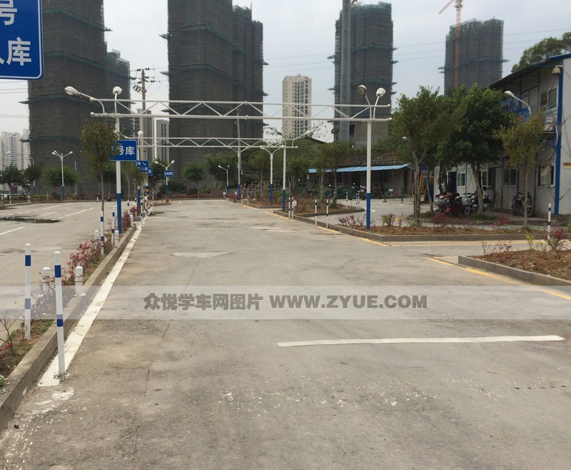 宇杰駕校學(xué)車場地