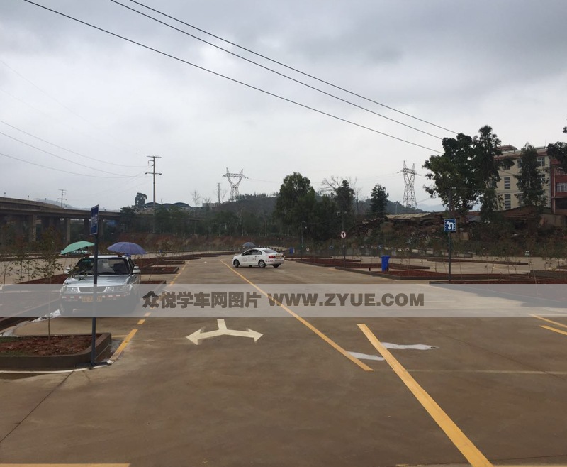 昆明港鑫駕校學員練習場地