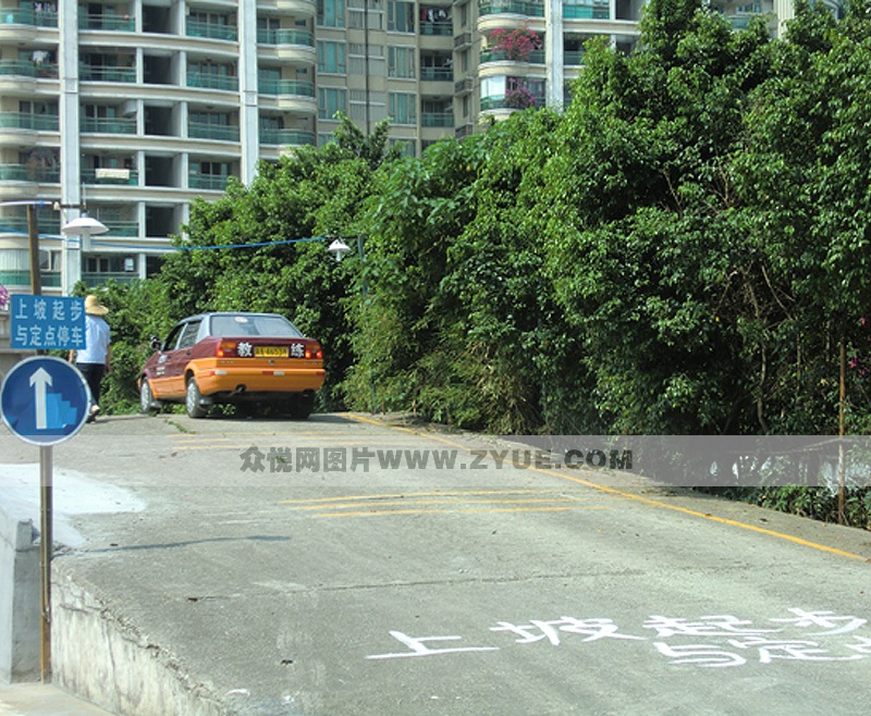 廣州正通駕校上坡起步與定點(diǎn)停車訓(xùn)練場