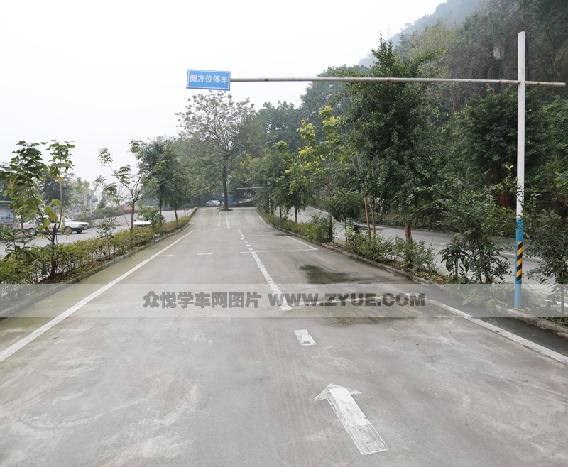 貴峰駕校側(cè)方位停車場(chǎng)地
