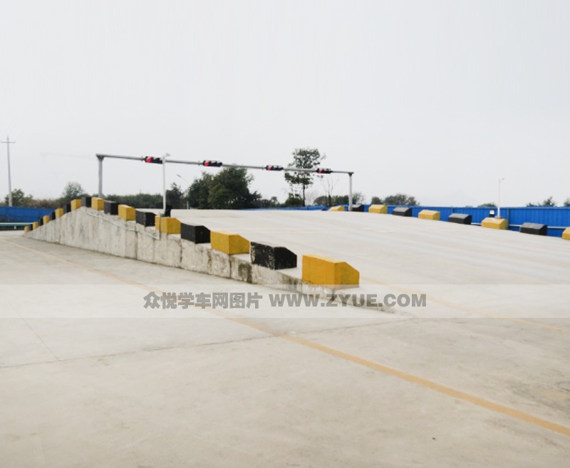 貴龍駕校上坡路場(chǎng)地