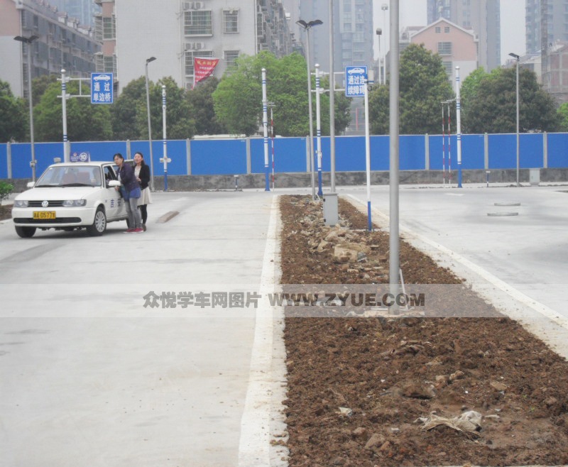 國安駕校通過單邊橋教學場地
