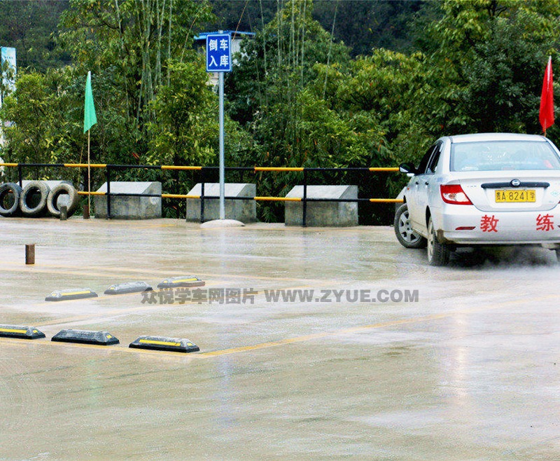 貴陽廣順通駕校倒車入庫練習