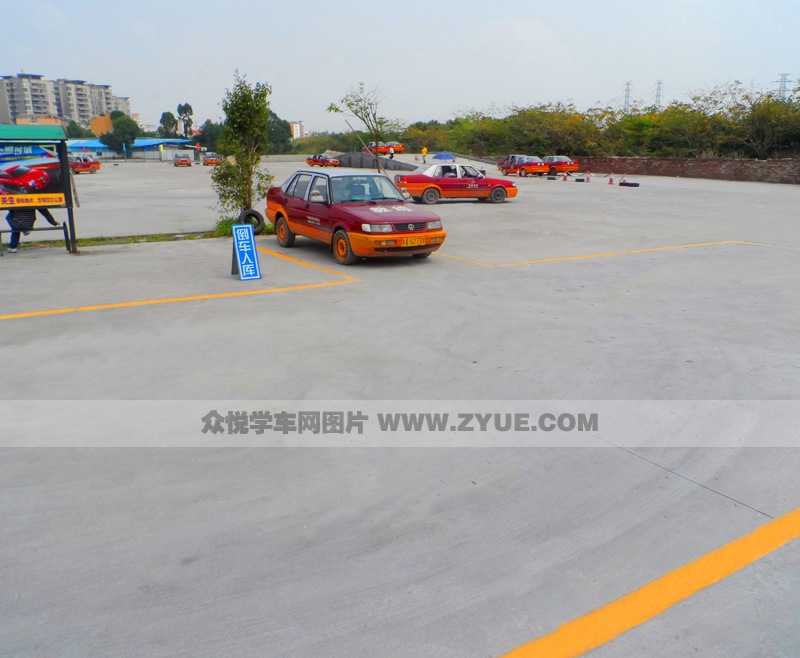 環(huán)球駕校倒車(chē)入庫(kù)場(chǎng)地