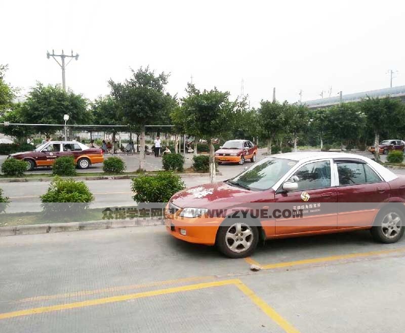 四角圍駕校側(cè)方停車場(chǎng)地