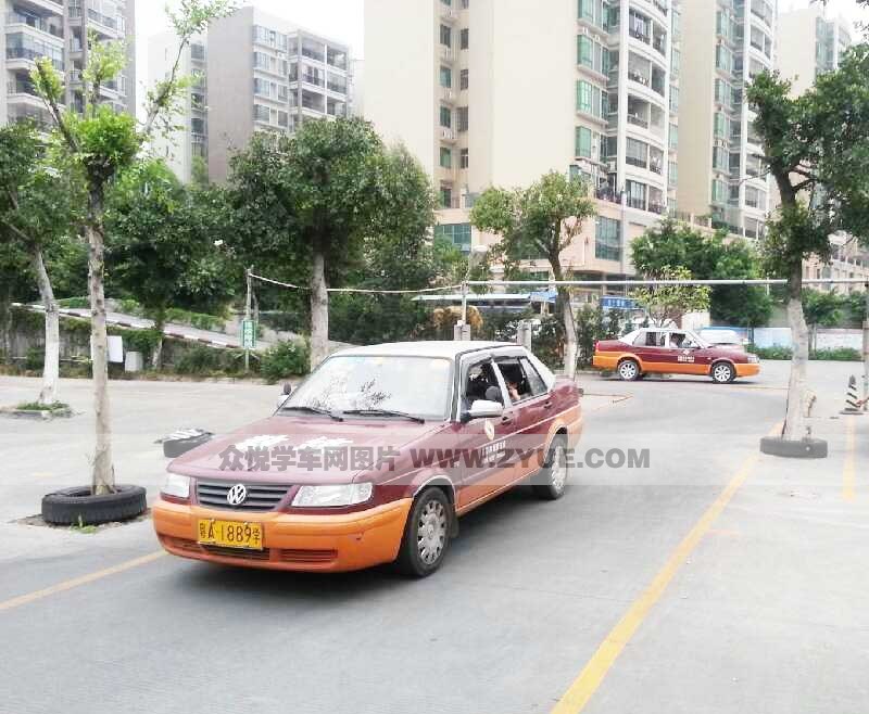 四角圍駕校直角轉(zhuǎn)彎場(chǎng)地
