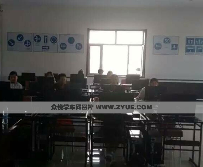 易通駕校駕校風(fēng)采之電腦機(jī)房風(fēng)采