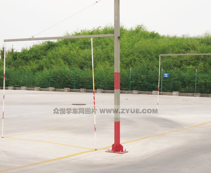 匯豐駕校側(cè)方停車場地