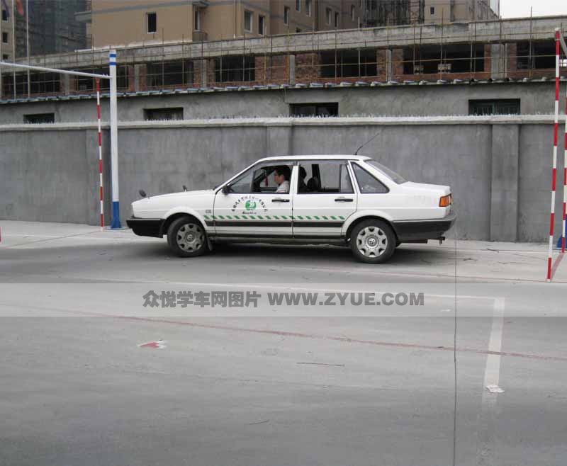 友誼駕校側(cè)方停車(chē)場(chǎng)地