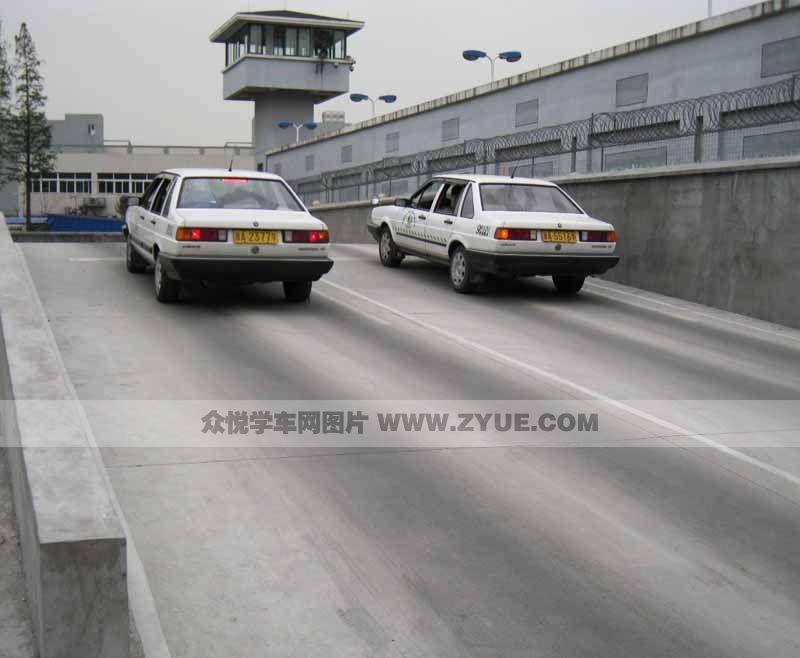 友誼駕校定點(diǎn)停車(chē)場(chǎng)地