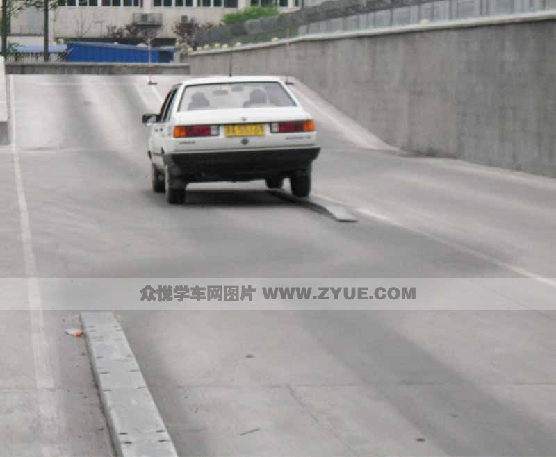 友誼駕校過(guò)單邊橋教學(xué)場(chǎng)地