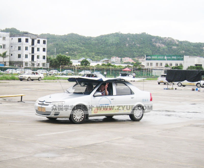 紅之星駕校學(xué)員練車中