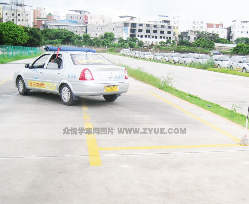 紅之星駕校側(cè)方停車場(chǎng)地