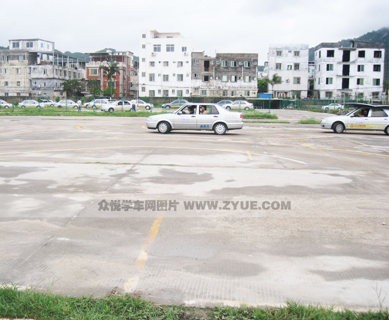 紅之星駕校寬闊的學(xué)車場(chǎng)地