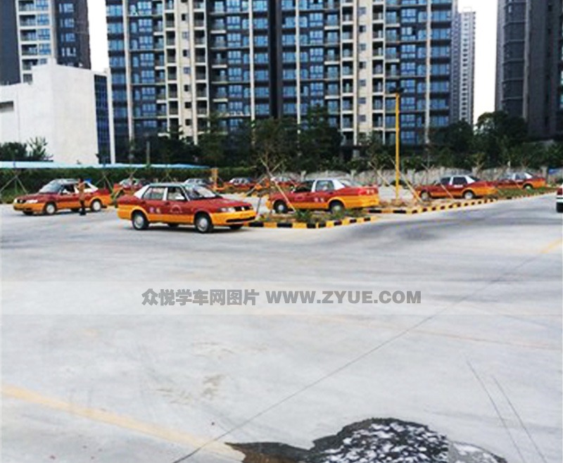 珠?，F(xiàn)代駕校訓練場地