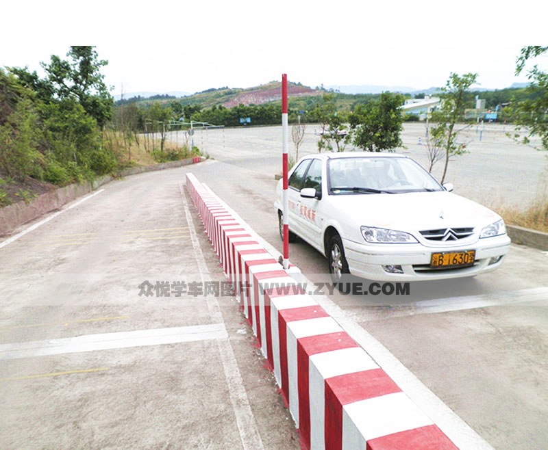 新城駕校上坡路場地