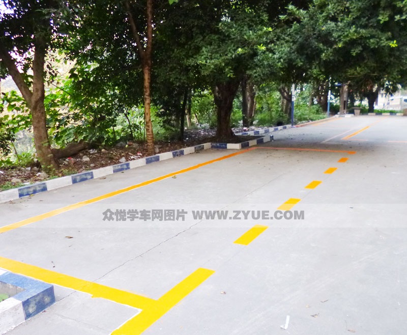 新城駕校側(cè)方停車場地