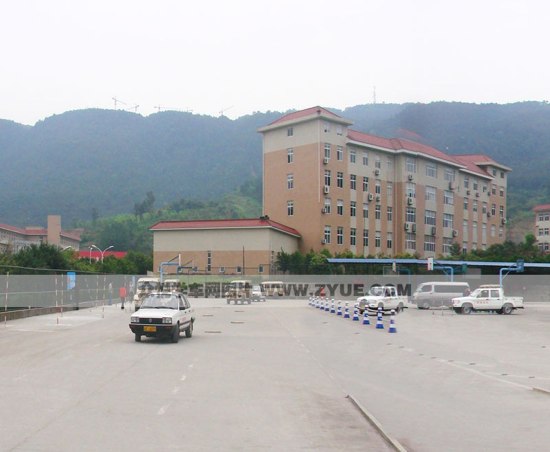 新城駕校學(xué)車場地一角