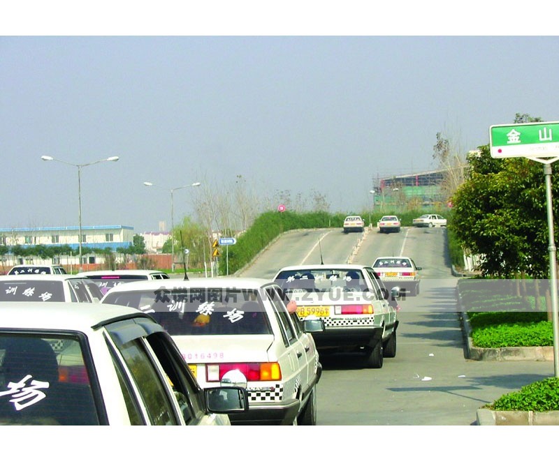 南航駕校上坡定點(diǎn)停車(chē)與起步場(chǎng)地