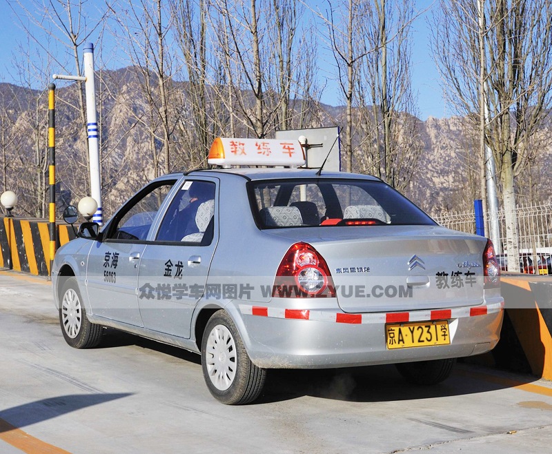 金龍駕校愛(ài)麗舍教練車