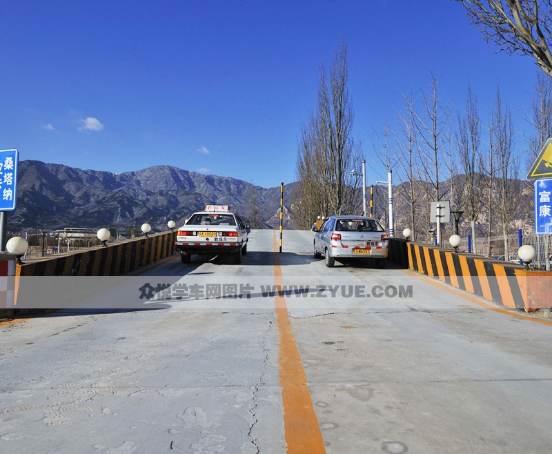 金龍駕校上坡路定點(diǎn)停車與起步場地