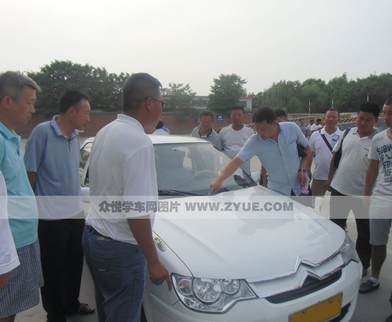 匯通駕校教練在為學(xué)員講解車(chē)型構(gòu)造場(chǎng)景