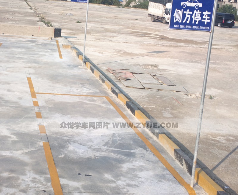 凱信駕校側(cè)方停車場(chǎng)地