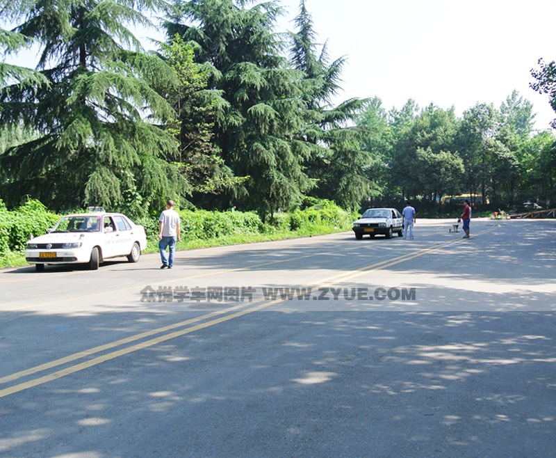 康福德高青羊駕校學(xué)車場地一角