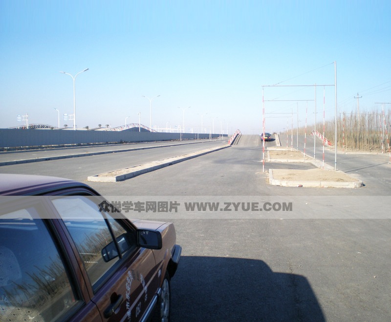 聯(lián)合駕校側(cè)方停車場(chǎng)地