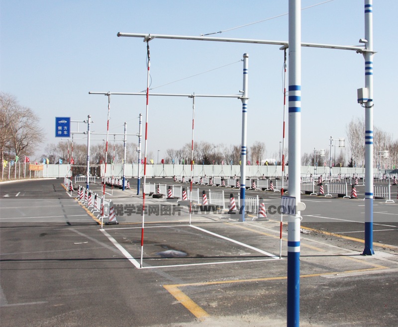 路路通駕校側(cè)方停車場(chǎng)地