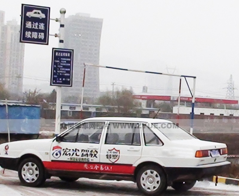 宏光駕校側(cè)方停車場(chǎng)地