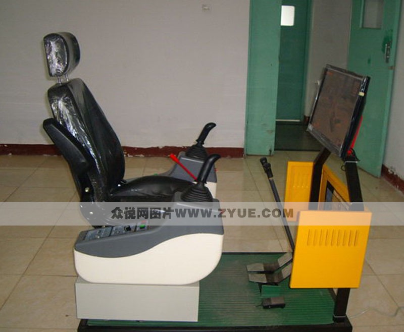 名島駕駛?cè)瞬排囵B(yǎng)基地趣味模擬開車