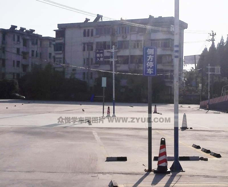 明通駕校側(cè)方停車場(chǎng)地