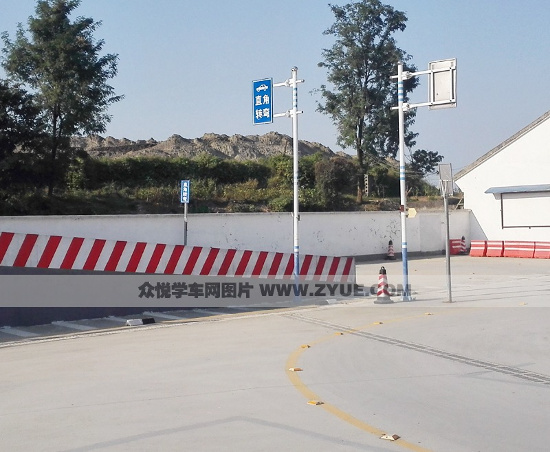 明通駕校直角轉(zhuǎn)彎場(chǎng)地