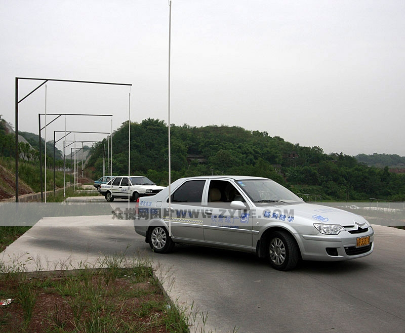 廣緣駕校模擬側(cè)方停車