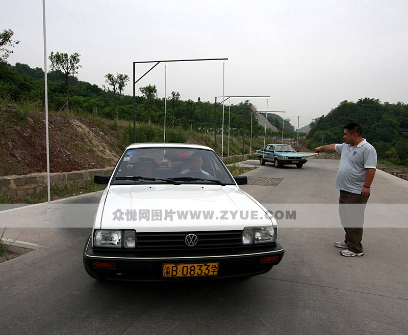 廣緣駕校教練指導側(cè)方停車