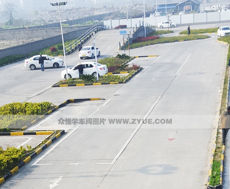 南昌新新安駕校側(cè)方位停車練習(xí)