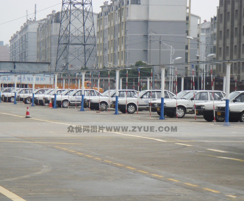 人才駕校教練車隊(duì)