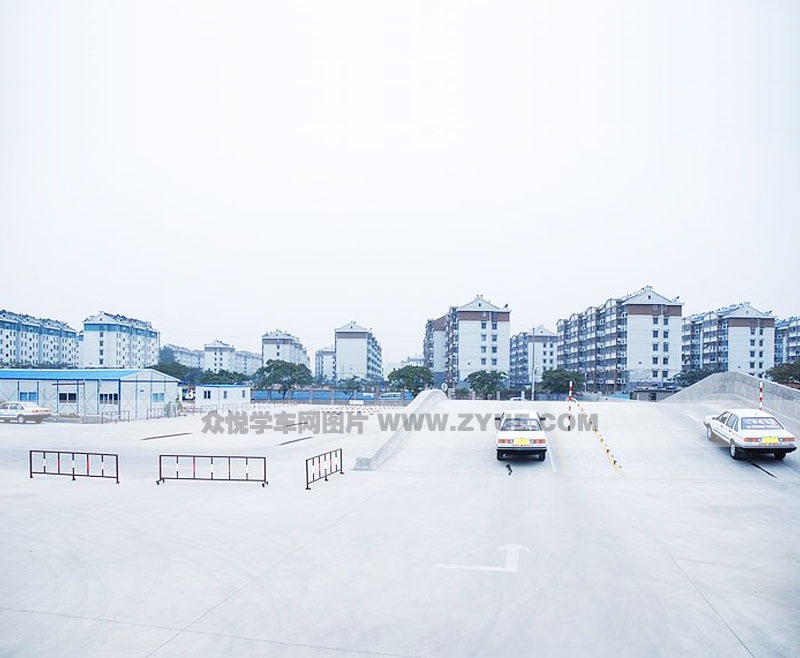 恒通駕校坡道定點(diǎn)停車與起步場(chǎng)地