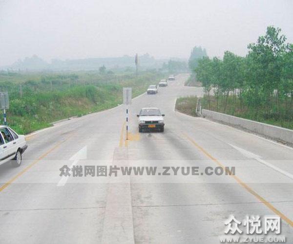 天勛駕校定點(diǎn)停車與坡道起步訓(xùn)練場(chǎng)